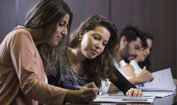 Imagem ilustrativa de estudantes reunidos em um ambiente de estudos.